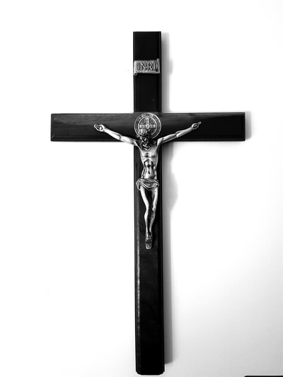 黑色和银色十字架